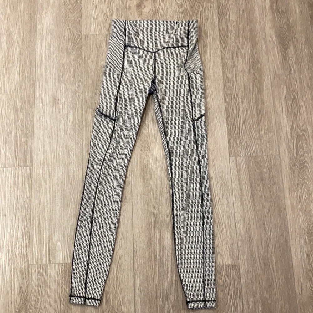 Lululemon Size 4 Speed Up Tight 28 Teeny Tooth Black White - Picture 2 of 9